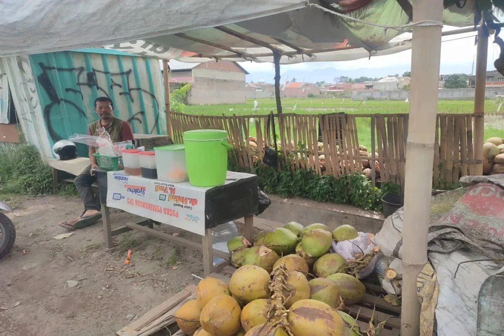 Asep penjual es kelapa muda mengeluhkan dengan langkanya gas 3kg