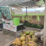 Asep penjual es kelapa muda mengeluhkan dengan langkanya gas 3kg