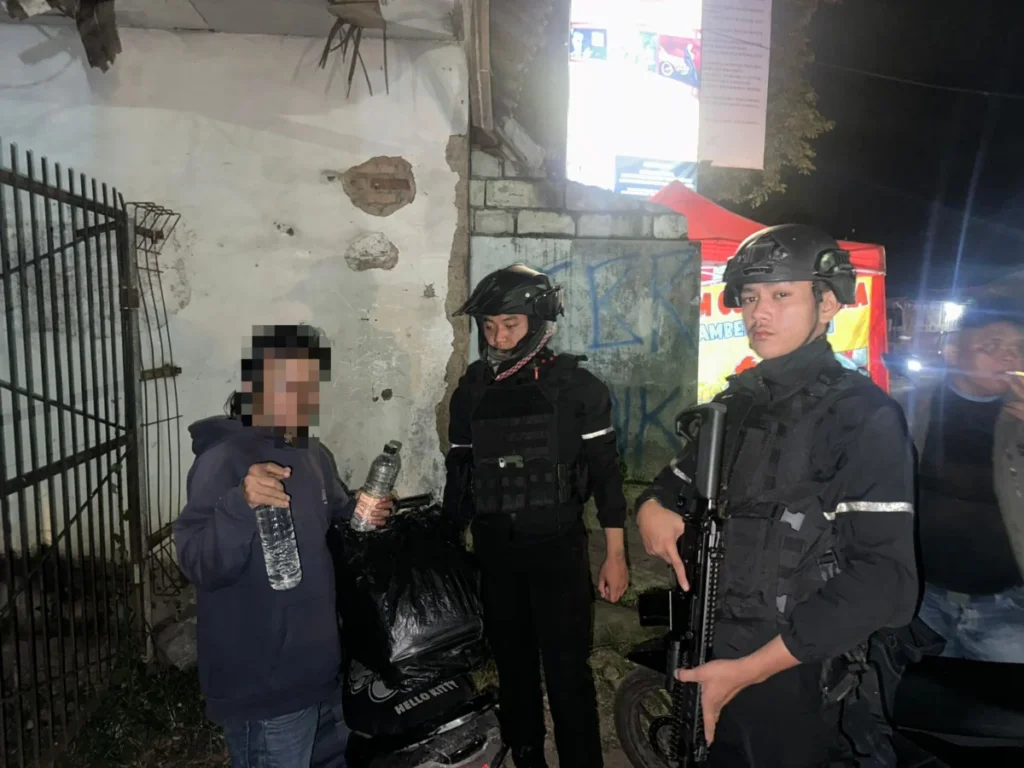 Polres Garut amankan pemuda dan barang bukti miras (istimewa)