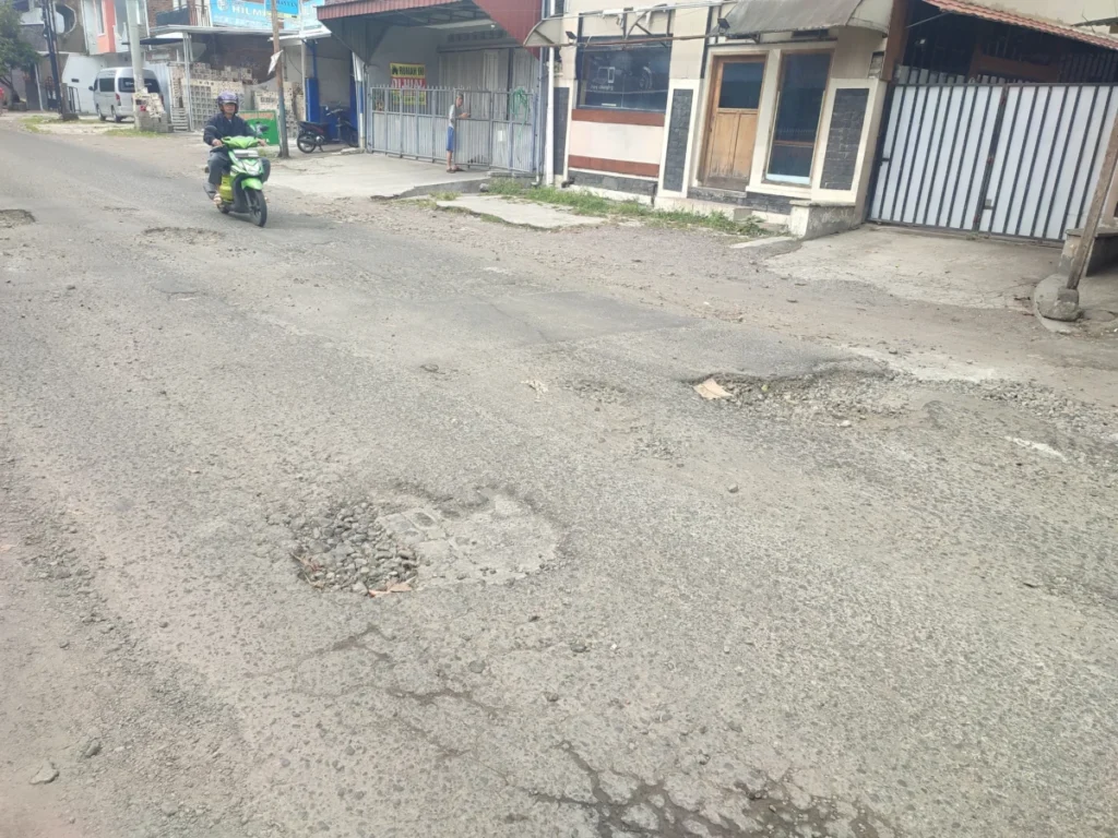 Jalan proklamasi dekat traffic laight banyak lubang (Rizka/Radar Garut)