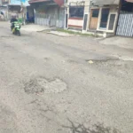 Jalan proklamasi dekat traffic laight banyak lubang (Rizka/Radar Garut)