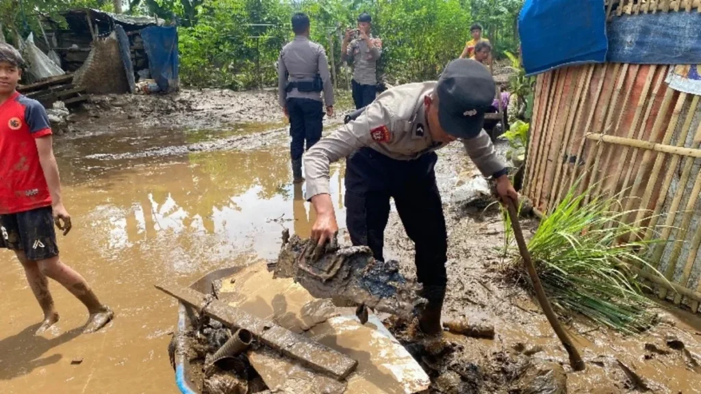 Petugas saat membersihkan lumpur akibat banjir sungai Cimanuk di Cimacan (foto istimewa)