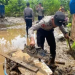 Petugas saat membersihkan lumpur akibat banjir sungai Cimanuk di Cimacan (foto istimewa)