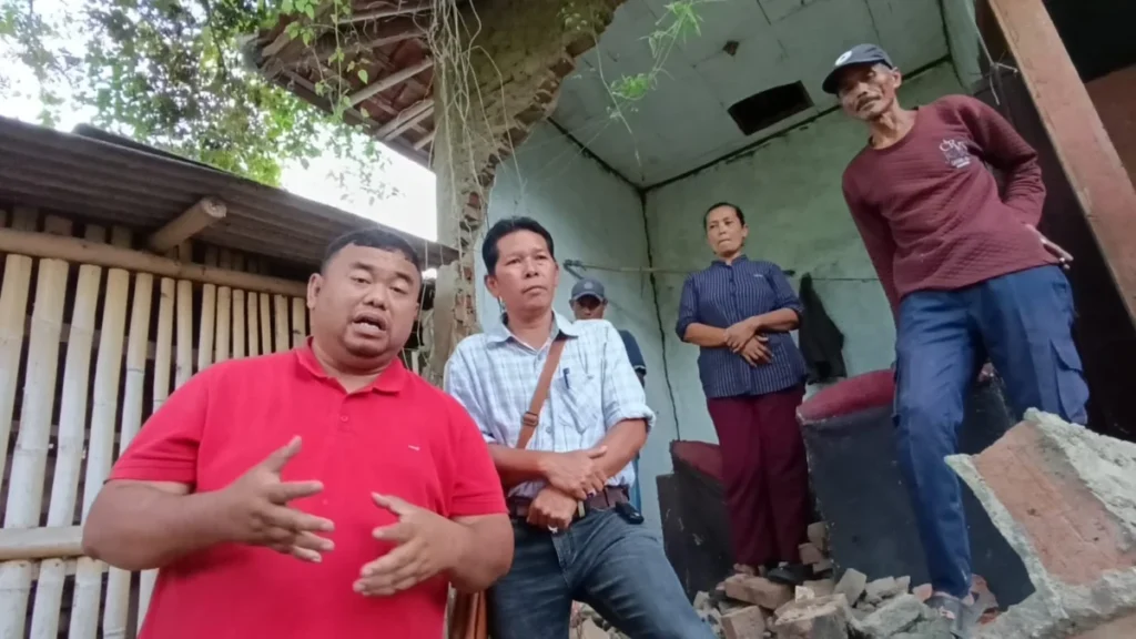 Yudha Puja Turnawan melihat rumah Nuryani yang roboh akibat angin kencang