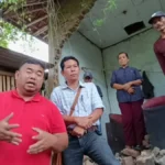 Yudha Puja Turnawan melihat rumah Nuryani yang roboh akibat angin kencang