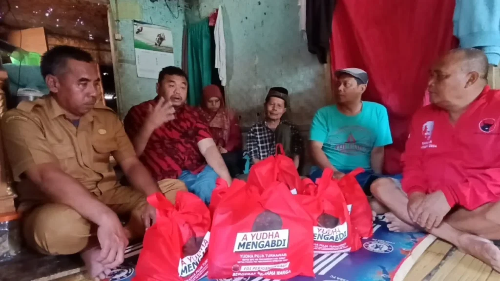 Yudha Puja Turnawan mengunjungi abah Aha di rumahnya