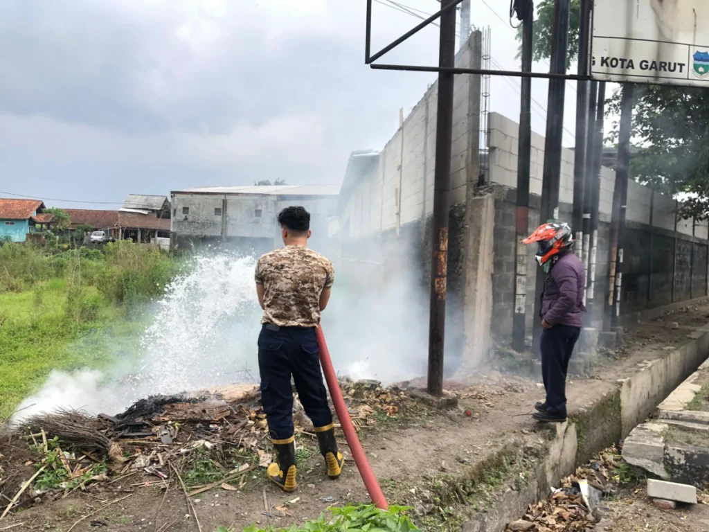 Petugas Disdamkar Garut padamkan api (istimewa)