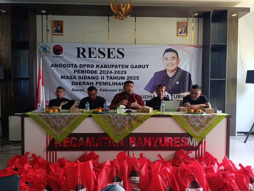 Yudha Puja Turnawan, Anggota DPRD Garut melaksanakan reses masa sidang II tahun 2025 di aula Kecamatan Banyure