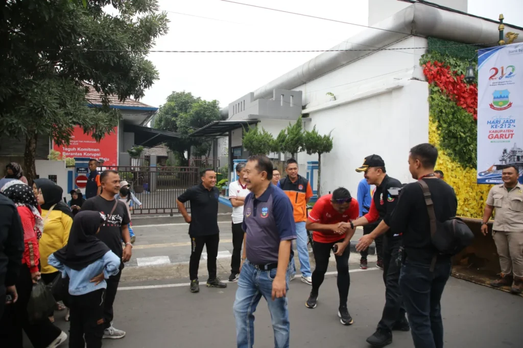 Barnas Adjidin Pj Bupati Garut hadir dalam car free day bertepatan di Hari Jadi Garut