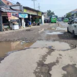 Jalan Guntur Sari bolong-bolong (Rizka/Radar Garut)