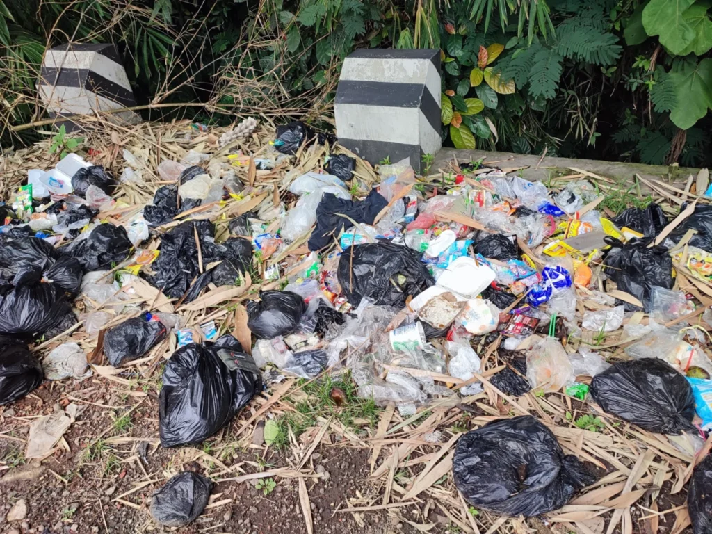 tumpukan sampah di jalan Cisurupan-Cikajang