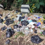 tumpukan sampah di jalan Cisurupan-Cikajang