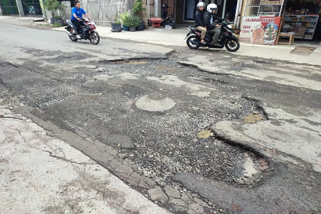 Jalan Samarang-Simpang banyak lubang