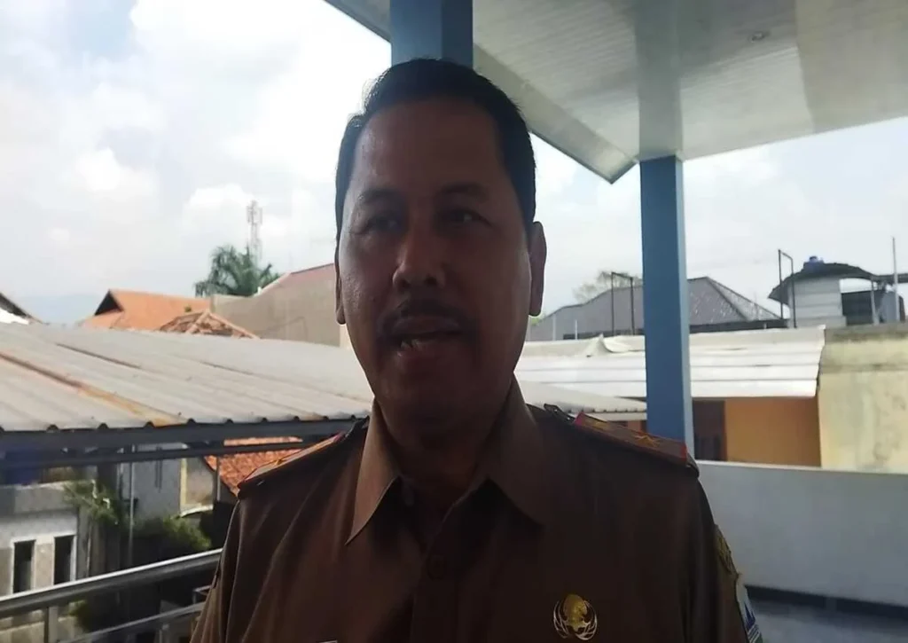 Ade Manadin, Kepala Dinas Pendidikan Kabupaten Garut