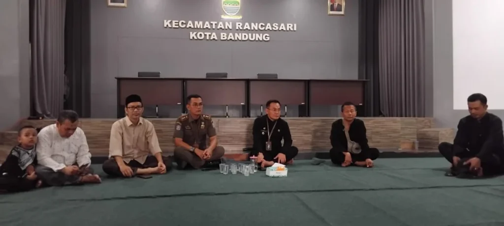 Kuasa Hukum Warga Cipamokolan Rancasari Kota Bandung, Prof Anton Minardi (tiga dari kiri) mendampingi warga me