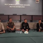 Kuasa Hukum Warga Cipamokolan Rancasari Kota Bandung, Prof Anton Minardi (tiga dari kiri) mendampingi warga me