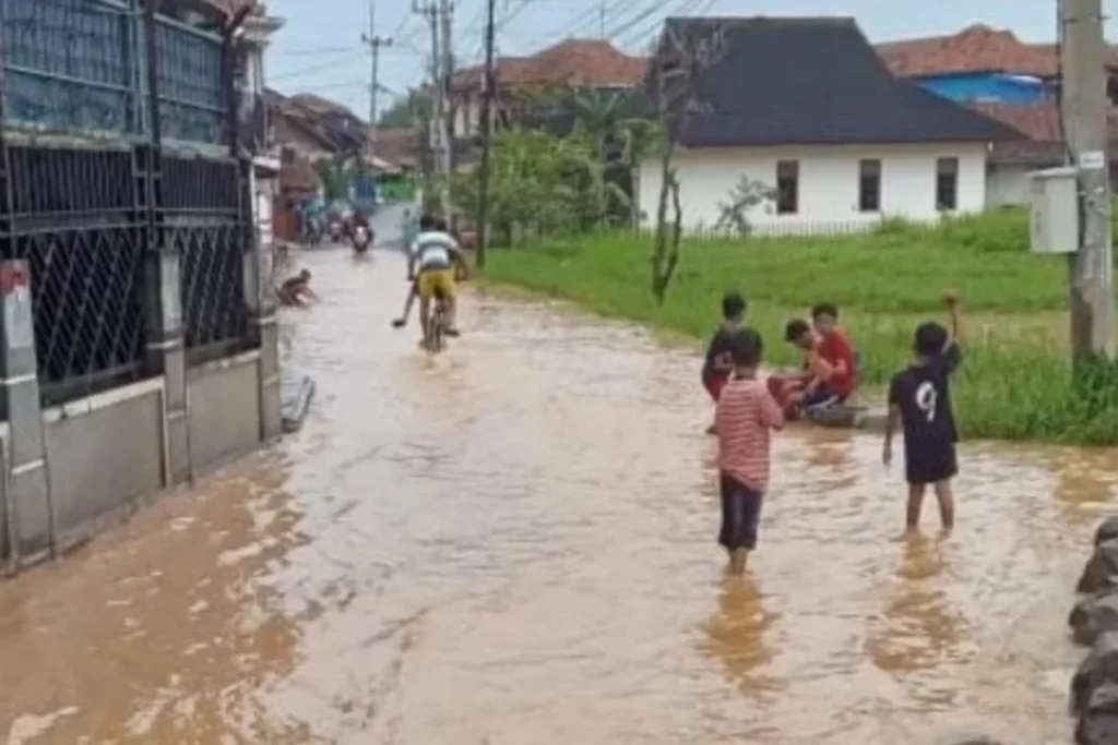 ILUSTRASI Banjir yang terjadi di Kecamatan Cimanggung Kabupaten Sumedang.