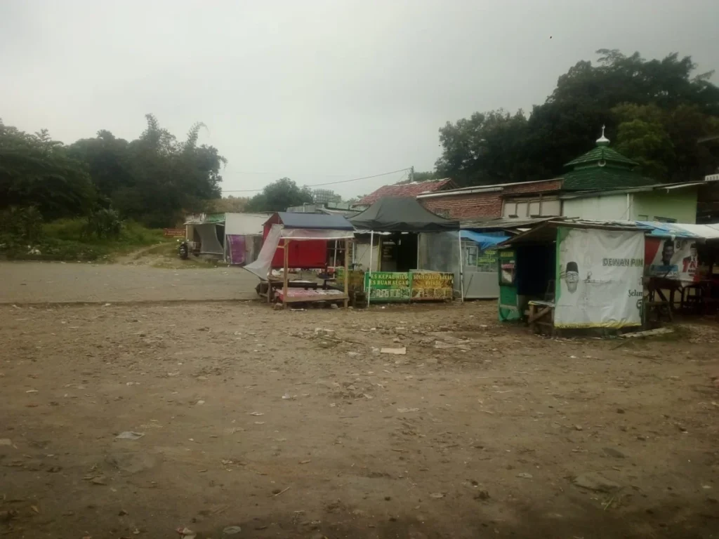 Lahan parkir wisata ziarah Sunan Haruman Cibiuk, sepi pengunjung, Senin (3/3).(Pepen apendi)