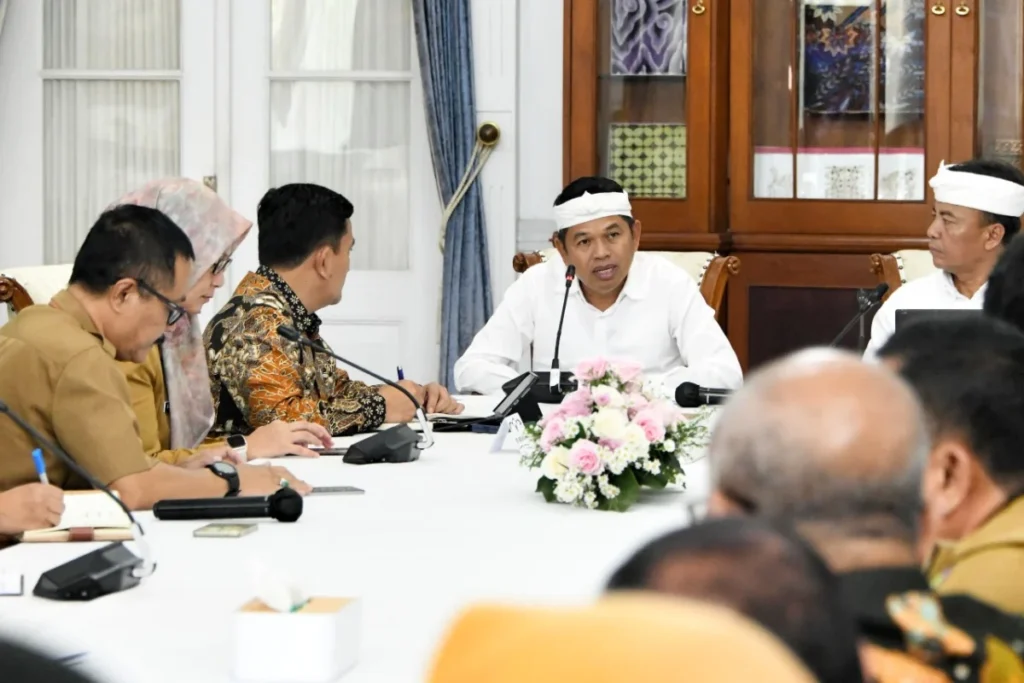 Dedi Mulyadi memimpin rapat