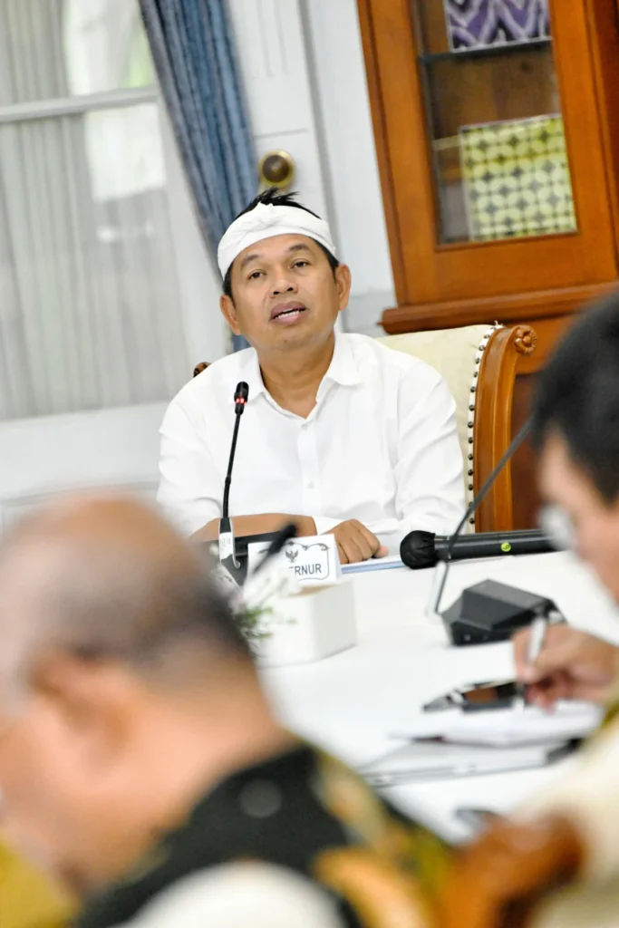 Dedi Mulyadi memimpin rapat (Foto: Aji Baram/Biro Adpim)