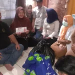 Yudha Puja Turnawan bersama petugas Dinsos Garut mengunjungi Alifah di rumahnya dan memberikan sejumlah bantua