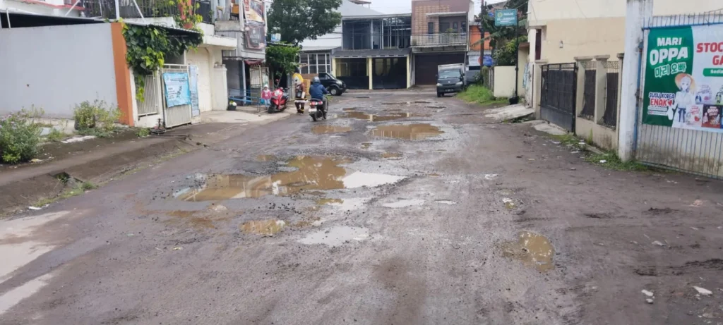 Kondisi jalan rusak parah di jalan Guntur Cendana (dekat kantor Disnakertrans) Kabupaten Garut.