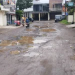 Kondisi jalan rusak parah di jalan Guntur Cendana (dekat kantor Disnakertrans) Kabupaten Garut.