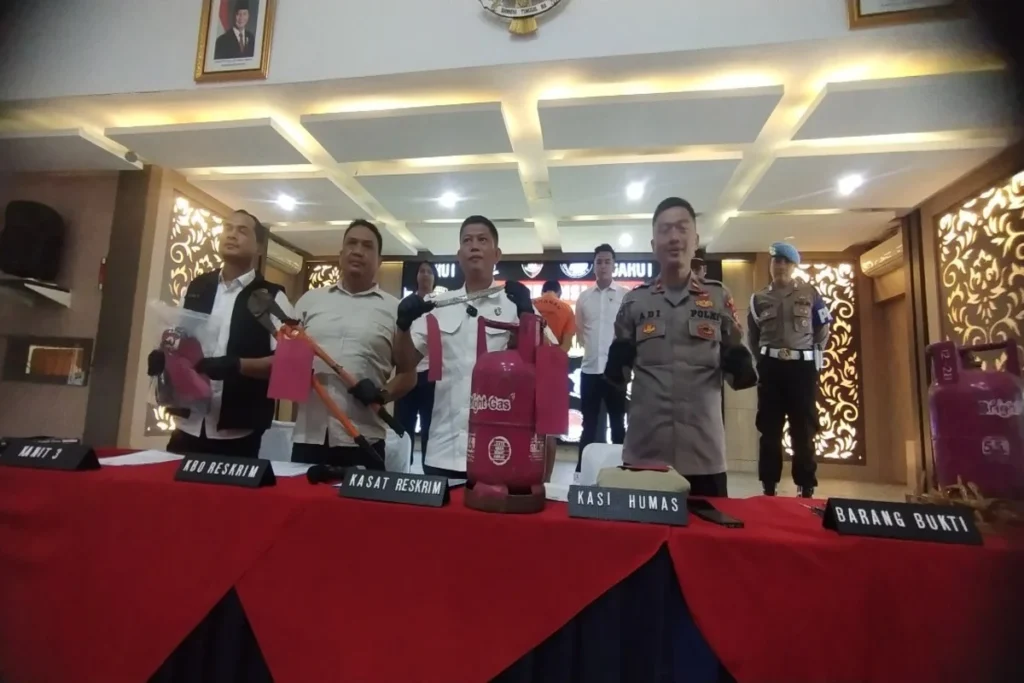 Polisi melakukan konferensi pers penangkapan perampok SPBE