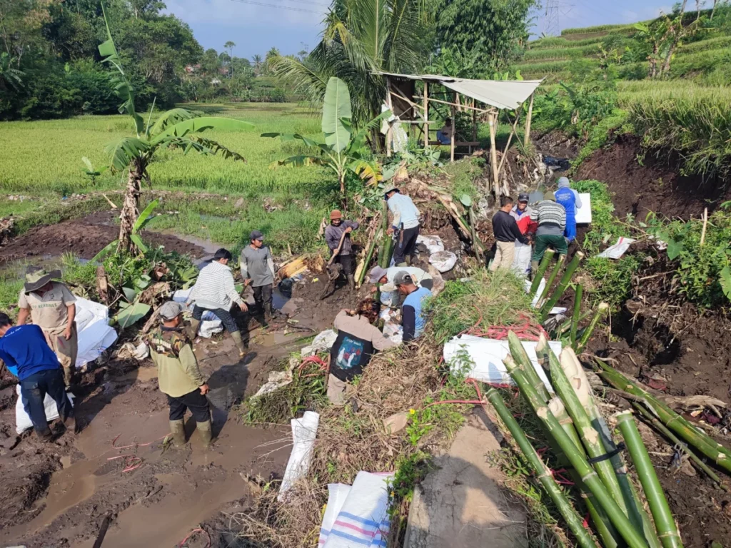 saluran air tertutup oleh longsor