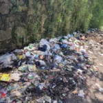 sampah dibuang di pinggir jalan