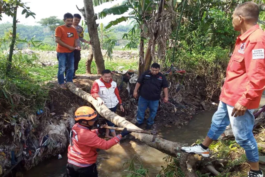 Yudha Puja Turnawan turun ke irigasi Badama yang jebol akibat banjir