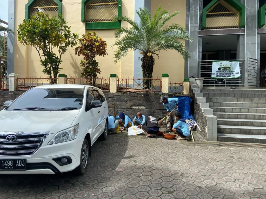 warga binaan Lapas Garut bersih bersih masjid Agung