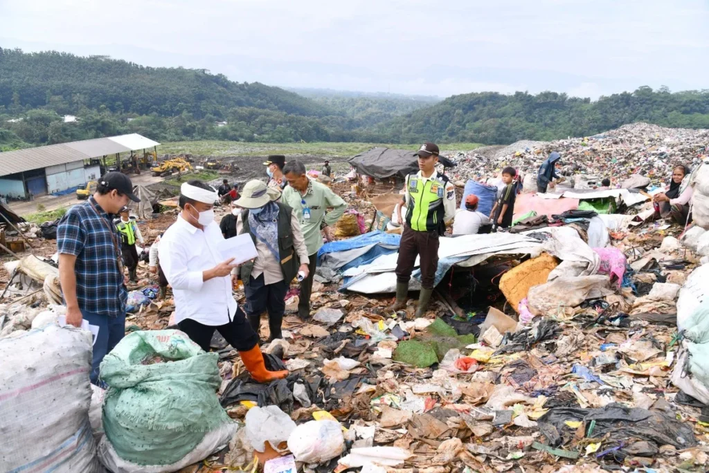 Sekda Herman Suryatman meninjau TPA Sarimukti