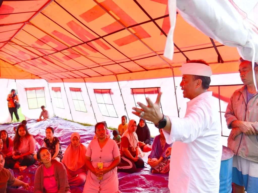 Sekda Herman Suryatman memberikan bantuan dari Pemdaprov Jabar bagi korban banjir Bandung selatan, Ahad (9/3/2