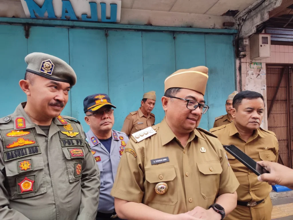 Bupati Garut dan Kasatpol PP diwawancarai media di jalan Ahmad Yani