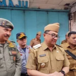 Bupati Garut dan Kasatpol PP diwawancarai media di jalan Ahmad Yani