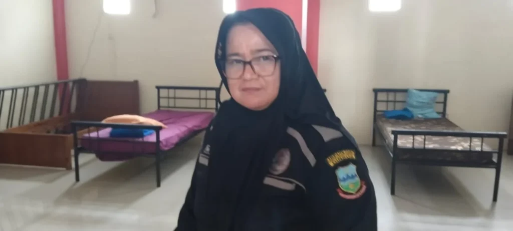 Petugas TRS pada Dinas Sosial Kabupaten Garut, saat ditemui di kantor dinsos. Selasa (11/3)