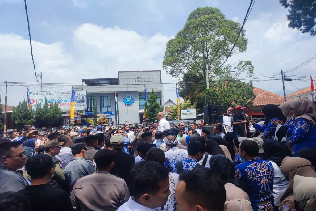 honorer Garut turun ke gedung DPRD