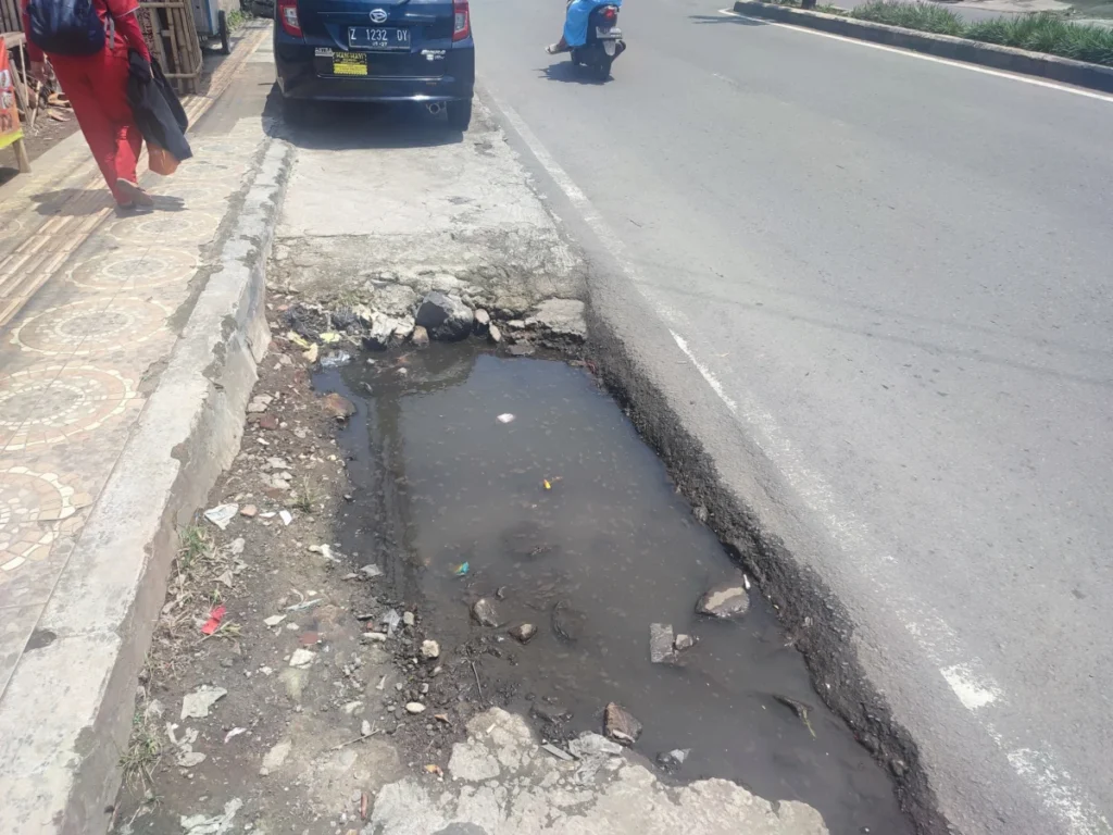 bahu jalan tergenang air