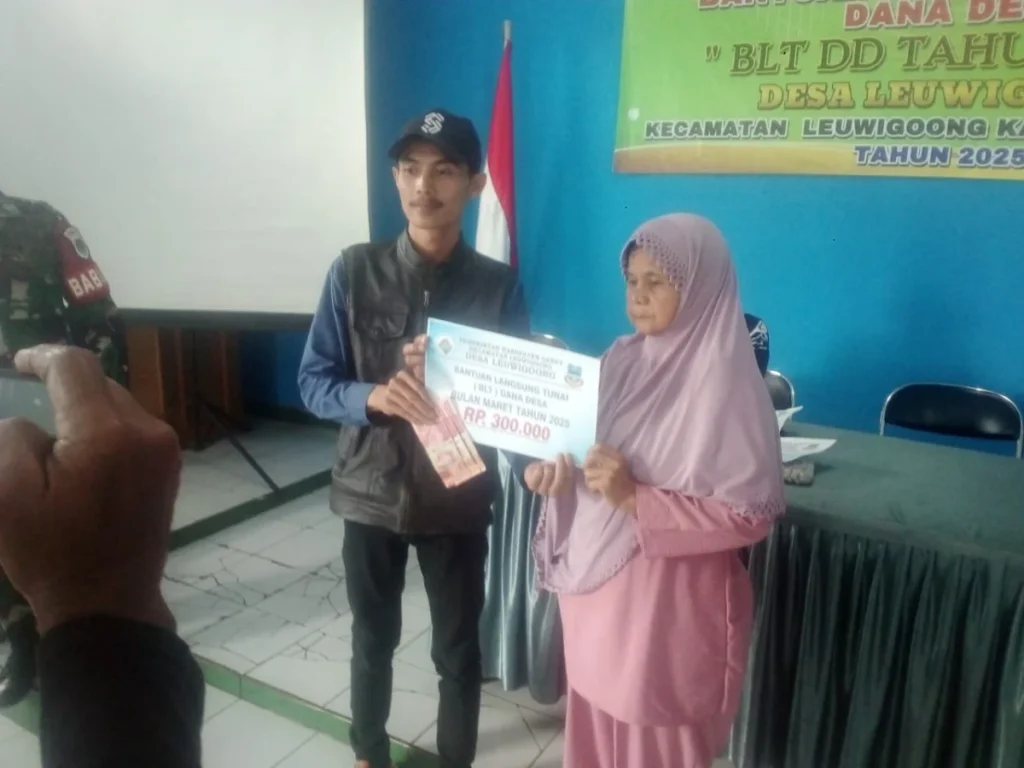 Warga Desa Leuwigoong menerima BLT dana desa (Pepen/Radar Garut)