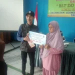 Warga Desa Leuwigoong menerima BLT dana desa (Pepen/Radar Garut)