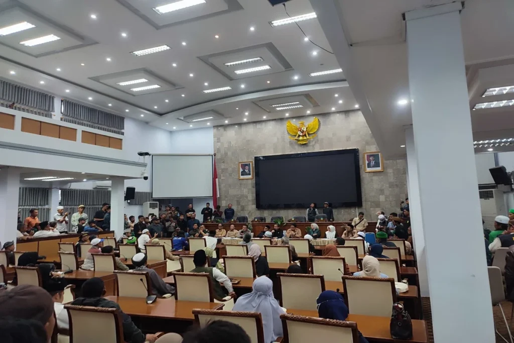 audiensi Aliansi Umat Islam Garut di gedung DPRD Garut