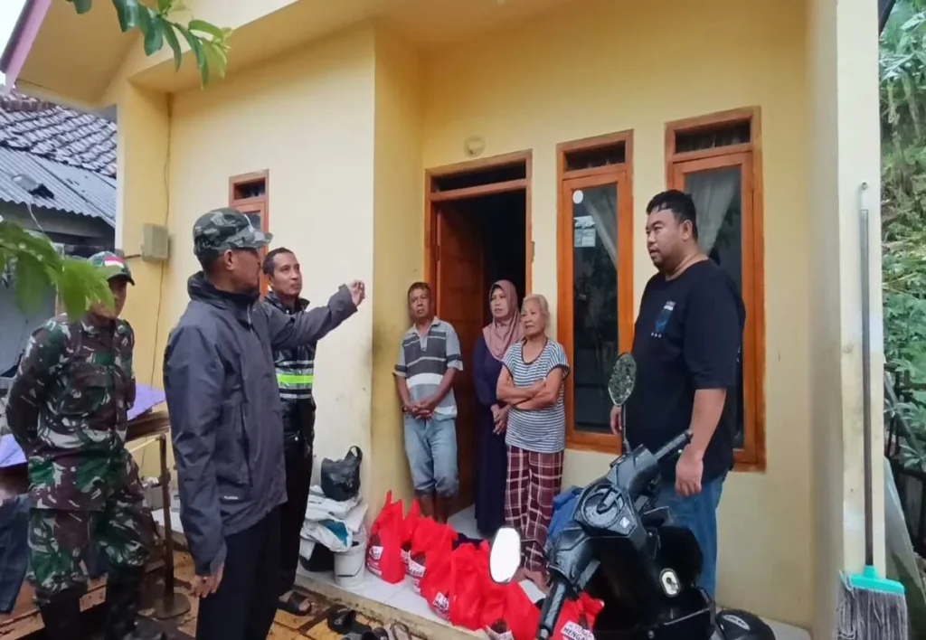 Yudha bersama Camat, kades dan Babinsa mengunjungi korban banjir yang rumahnya rusak