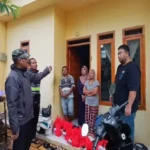 Yudha bersama Camat, kades dan Babinsa mengunjungi korban banjir yang rumahnya rusak