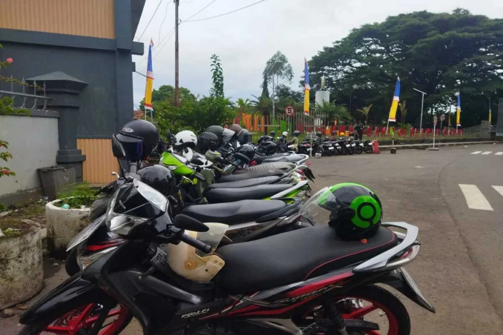 banyak kendaraan yang parkir sembarangan di depan RSUD dr. Slamet Garut