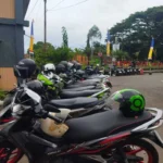 banyak kendaraan yang parkir sembarangan di depan RSUD dr. Slamet Garut