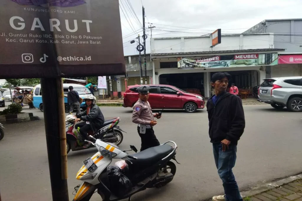 Polisi melakukan penindakan terhadap pengendara yang melanggar aturan (Rizki/Radar Garut)