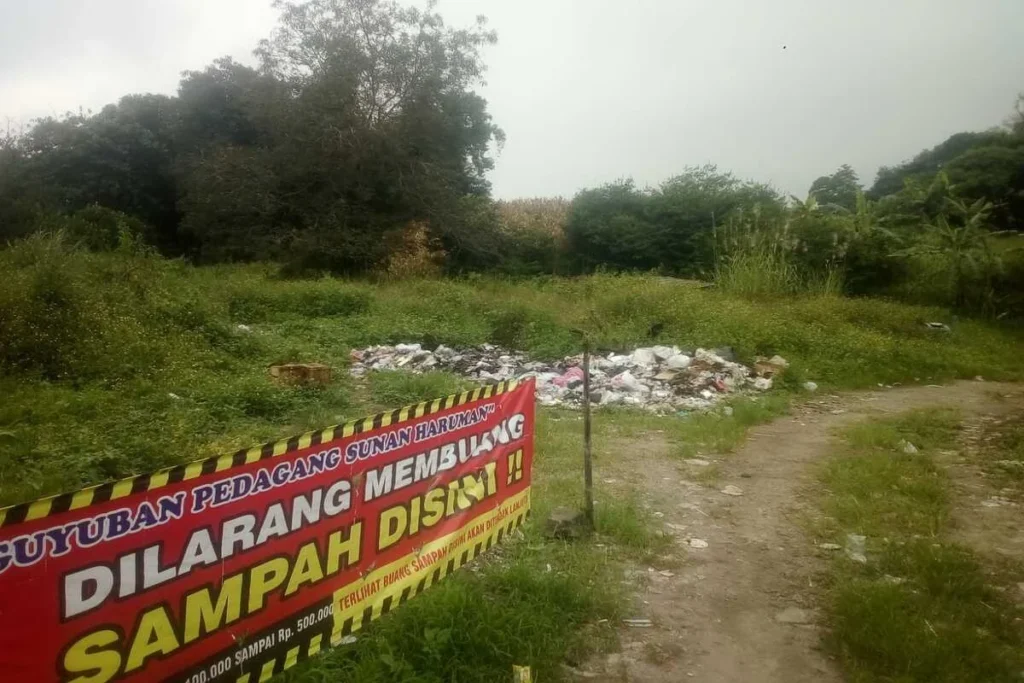 lahan parkir wisata Sunan Haruman