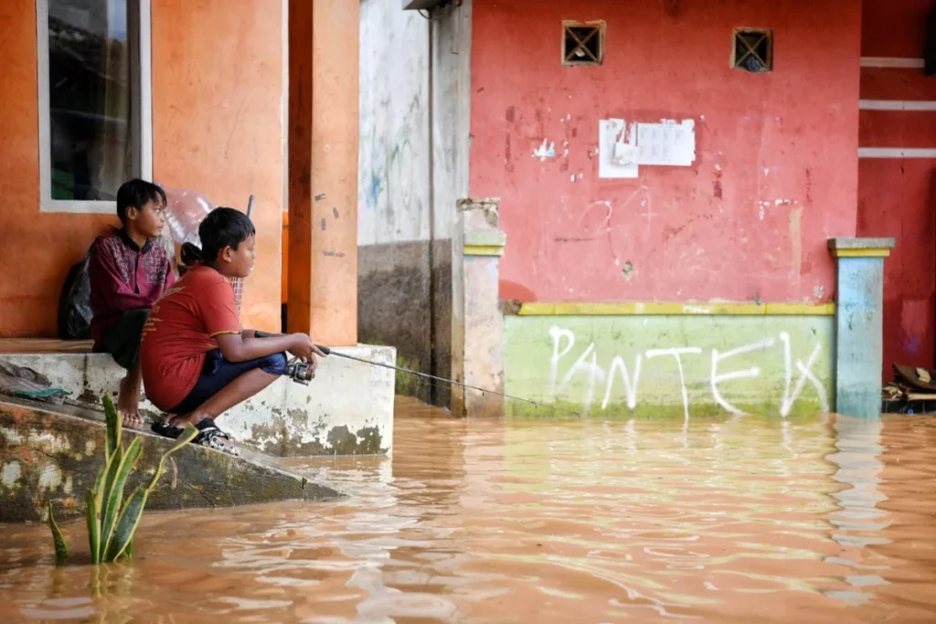 warga mancing di air banjir depan rumahnya