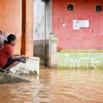 warga mancing di air banjir depan rumahnya